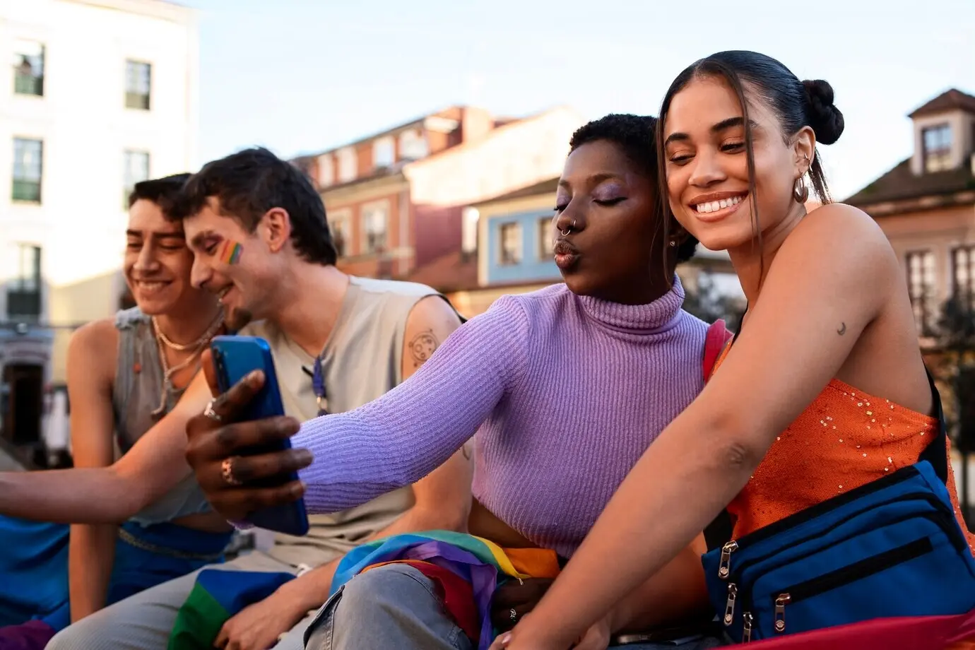 Personas disfrutando de las celebraciones del Mes del Orgullo.