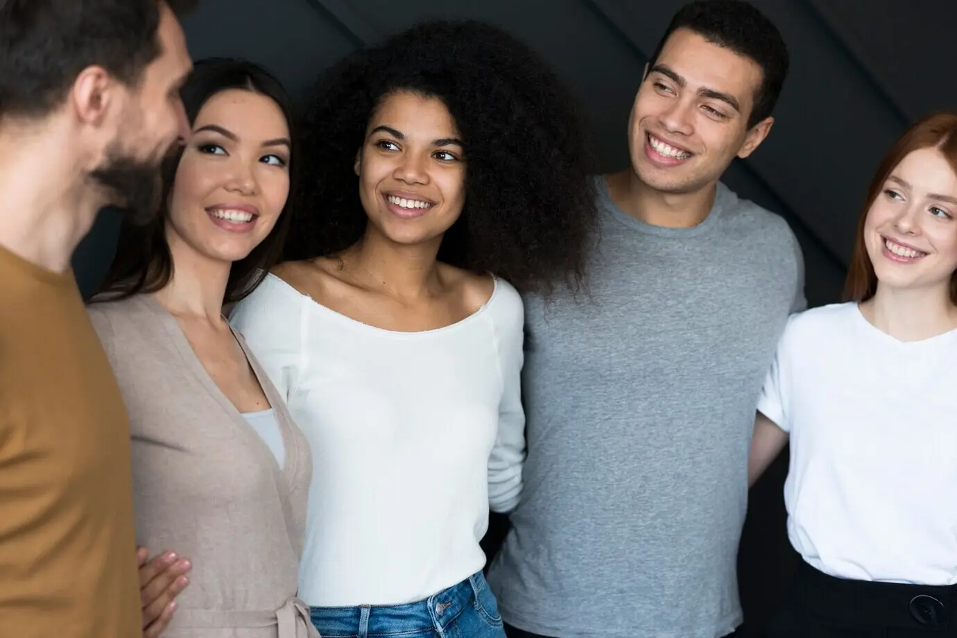 Primer plano de jóvenes hermosos unidos