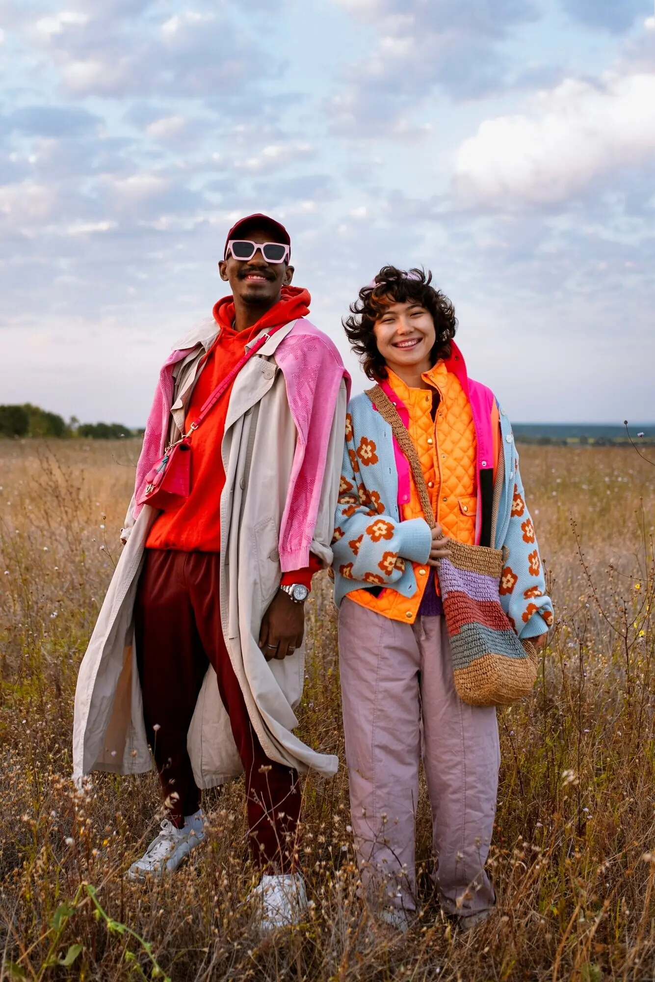 Plano de cuerpo entero de personas posando, concepto de moda rápida.