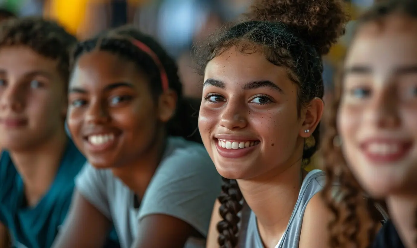 Adolescentes diversos practicando actividades de salud y bienestar para sí mismos y su comunidad.